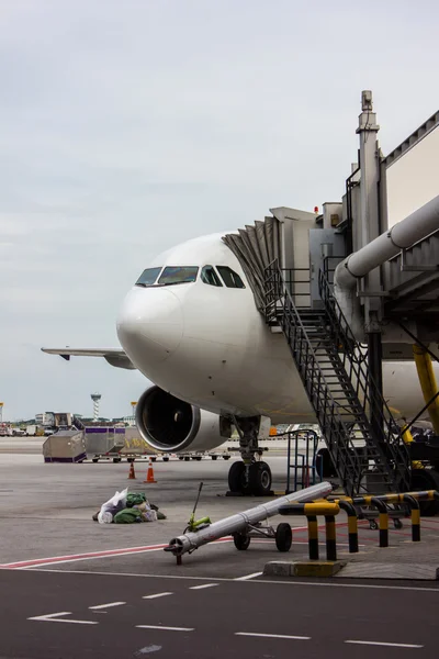 Avión en el aeropuerto —  Fotos de Stock