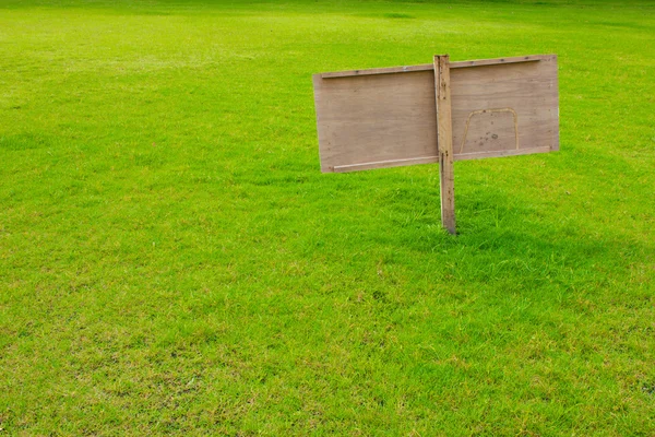 Schild im grünen Gras — Stockfoto