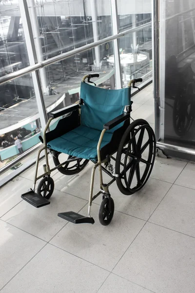 Servicio de silla de ruedas en el aeropuerto — Foto de Stock