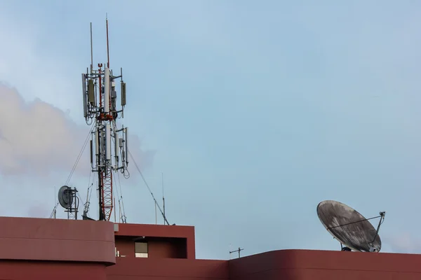 Комунікації та вежа мобільних телефонів — стокове фото