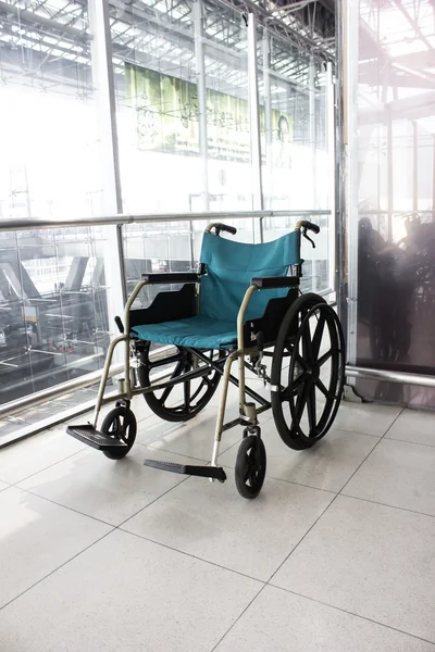 Servicio de silla de ruedas en el aeropuerto — Foto de Stock