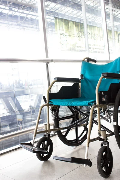 Servicio de silla de ruedas en el aeropuerto — Foto de Stock