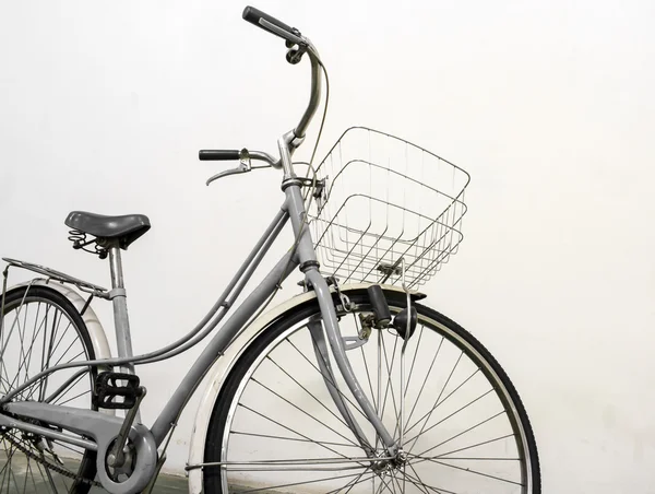 Bicicleta vintage fundo branco — Fotografia de Stock