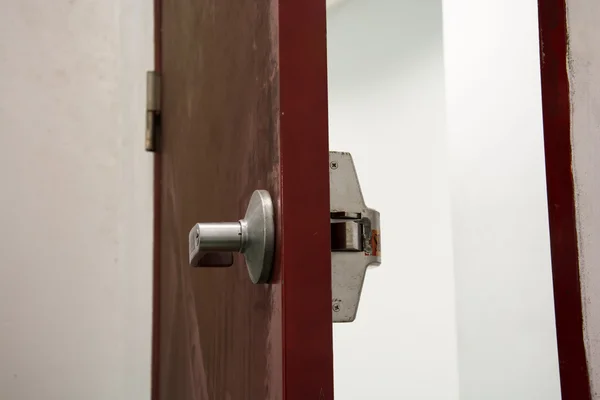 Современная красная дверь — стоковое фото