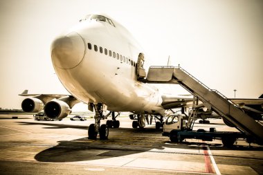 Havaalanı yakınında bir uçak.