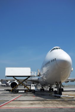 Havaalanı yakınında bir uçak.