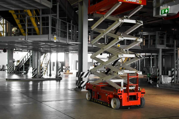 Warehouse hall with hydraulic scissors lift — Stock Photo, Image