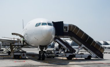 Havaalanı yakınında bir uçak.