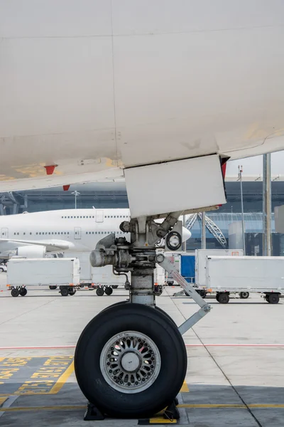 Airplane parked at the airport — Stock Photo, Image