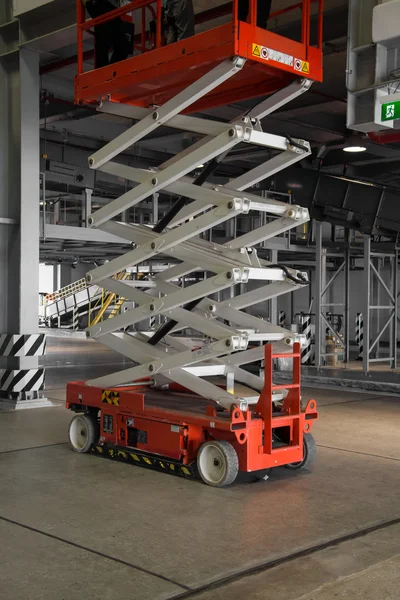 Ambar binası ile hidrolik makas lift