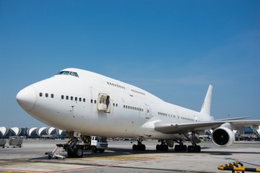 Havaalanı yakınında bir uçak.