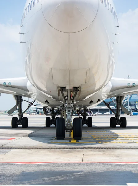 Avião estacionado no aeroporto — Fotografia de Stock