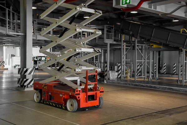 Warehouse hall with hydraulic scissors lift — Stock Photo, Image