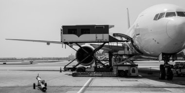 Havaalanı yakınında bir uçak.