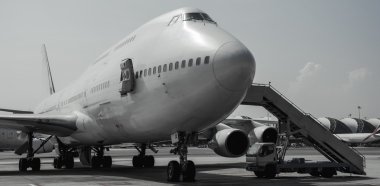 Havaalanı yakınında bir uçak.