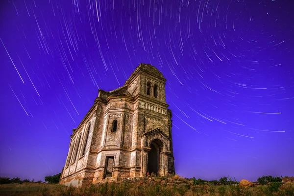 La vieja iglesia volando en senderos estelares — Foto de Stock