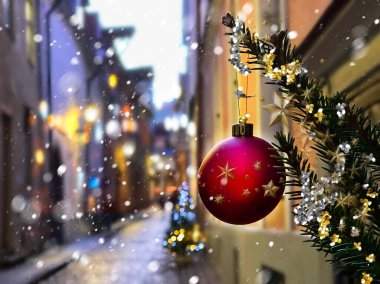 Eski Tallinn kasabasında Noel ağacı süslenmiş kırmızı toplar ve aydınlatma, ortaçağ binaları, mavi gökyüzü ve kar, Estonya seyahati, kentsel yaşam sahnesi 