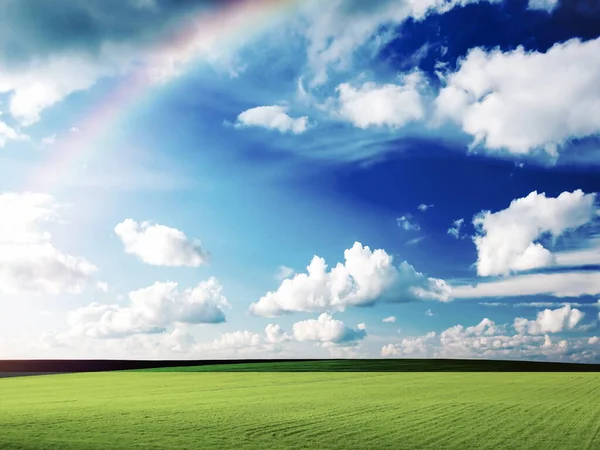 Modrá Obloha Zelené Travnaté Pole Nadýchané Bílé Mraky Obloha Duha — Stock fotografie