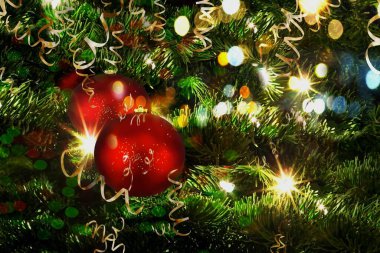 Kırmızı top ve altın konfetiyle Noel ağacı dalları aydınlatmayı bulanıklaştırdı bayram tebrik kartı arka plan şablonu 