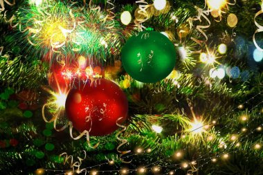 Kırmızı top ve altın konfetiyle Noel ağacı dalları aydınlatmayı bulanıklaştırdı bayram tebrik kartı arka plan şablonu 