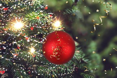 Kırmızı top ve altın konfetiyle Noel ağacı dalları aydınlatmayı bulanıklaştırdı bayram tebrik kartı arka plan şablonu 