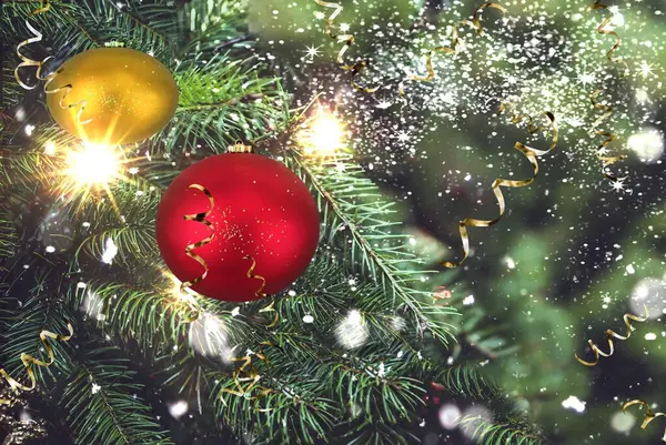 Kırmızı Top Altın Konfetiyle Noel Ağacı Dalları Aydınlatmayı Bulanıklaştırdı Bayram — Stok fotoğraf