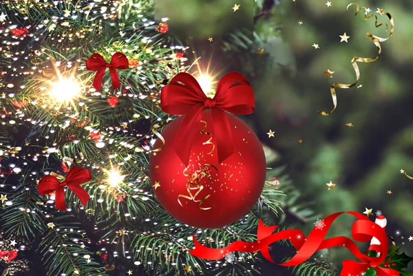 Kırmızı Top Altın Konfetiyle Noel Ağacı Dalları Aydınlatmayı Bulanıklaştırdı Bayram — Stok fotoğraf