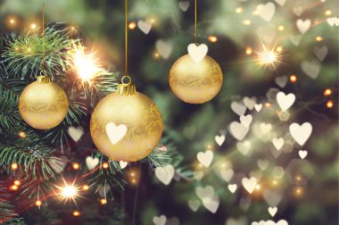 Renkli balo ve altın konfetiyle Noel ağacı dalları bulanık aydınlatma ışık bayramı tebrik kartı şablonu 