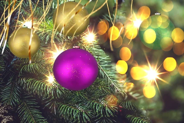 Rama Árbol Navidad Con Bola Colorida Confeti Dorado Borrosa Iluminación —  Fotos de Stock