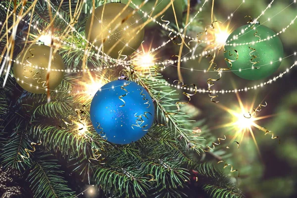 Rama Árbol Navidad Con Bola Colorida Confeti Dorado Borrosa Iluminación —  Fotos de Stock