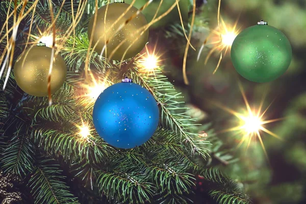Renkli Balo Altın Konfetiyle Noel Ağacı Dalları Bulanık Aydınlatma Işık — Stok fotoğraf