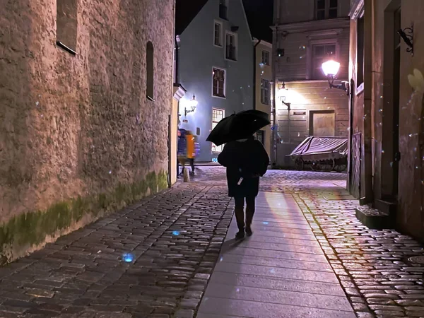 Soirée Ville Rue Pluie Gens Marcher Avec Parapluie Sur Médiéval — Photo