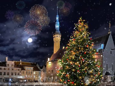 Noel havai fişeği yeşil ağaç, Tallinn 'in eski kasabası ortaçağ şehri, geceleri ay, Estonya' da tatil, mavi gökyüzü... 