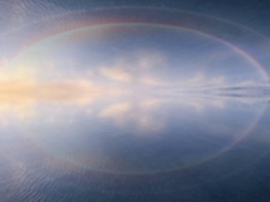 gök kuşağı güneş ışığı mavi gökyüzünde gün batımı deniz suyu yansıması doğa manzarası yaz şablonu