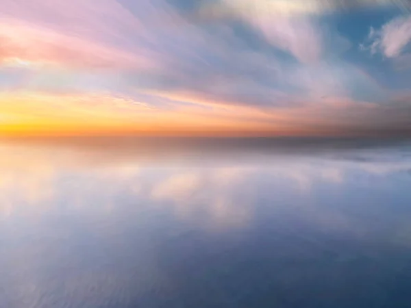 Regenbogen Sonnenstrahl Auf Blauem Himmel Sonnenuntergang Auf Meer Wasser Reflexion — Stockfoto