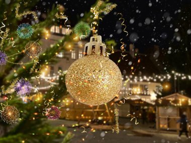 Noel ağacı, Estonya 'da Tallinn Tatil Tatili' nin eski bir kasabasında akşam caddesinde kırmızı altın top konfetisi ile süslendi.