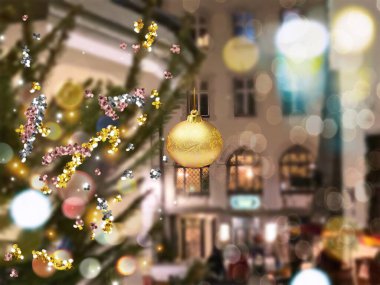 Noel ağacı, Estonya 'da Tallinn Tatil Tatili' nin eski bir kasabasında akşam caddesinde kırmızı altın top konfetisi ile süslendi.