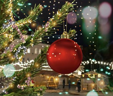 Noel tatili yeşil ağaç süslemesi, Estonya 'nın Tallinn şehrinde akşam caddesinde aydınlatma ile kırmızı altın top konfetisi.