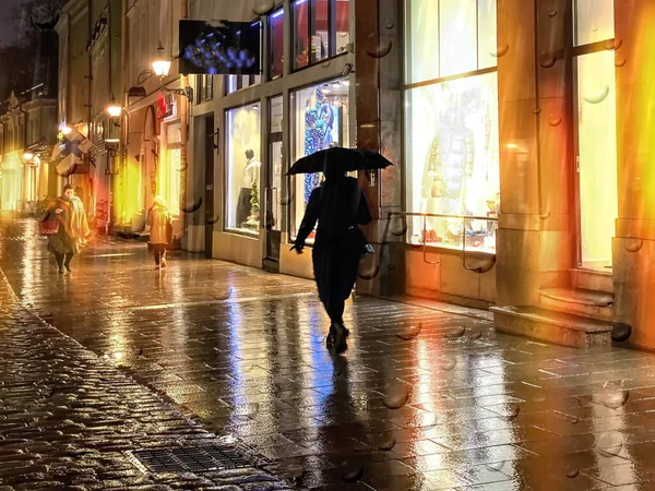 Météo Pluvieuse Soir Rue Les Gens Marchent Avec Une Lumière — Photo