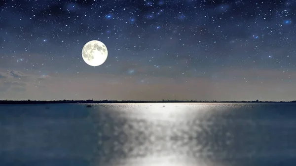 Noche Cielo Estrellado Luna Llena Cielo Nublado Mar Agua Azul — Foto de Stock