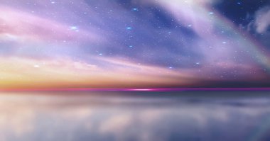 Bulutlu yıldızlı gökyüzünde pembe leylak günbatımında gökkuşağı ve dolunay gecesi dramatik bulutlu gökyüzü nebulası denizde mavi su üzerinde ay ışığı yansıması deniz manzarası, doğa manzarası deniz manzarası, arka plan hava durumu