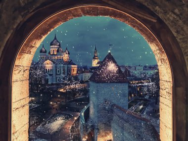 Eski Tallinn kasabası kışları ortaçağ kulelerinde Kiek de Kk İstihkam Müzesi manzaralı eski kasaba kafe Aleksandr Nevskiy panoraması Noel gecesi, kar tatilde Estonya 'yı ziyaret ediyor 