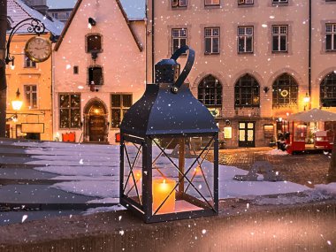   Ortaçağ kış kenti Tallinn 'deki Tallinn eski belediye binası meydanında, üzerinde sarı mum bulunan yılbaşı feneri, gece lambasını bulanıklaştırdı ve kış gecesi Avrupa' ya gitti. 