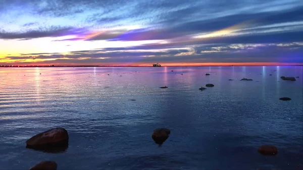 Морской Пейзаж Ночь Голубой Розовый Облачно Небо Закат Света Отражение — стоковое фото