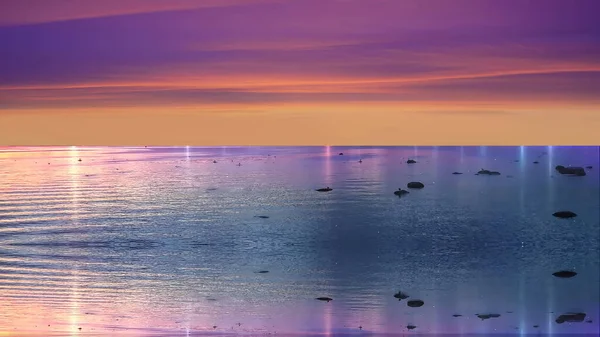 Meereslandschaft Der Nacht Blau Rosa Bewölkt Himmel Sonnenuntergang Licht Reflexion — Stockfoto
