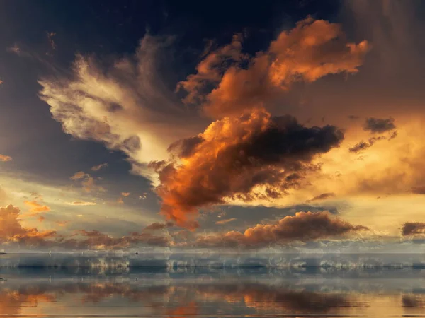 Драматический Облачный Закат Вечером Тропическом Голубом Розовом Небе Желтые Облака — стоковое фото