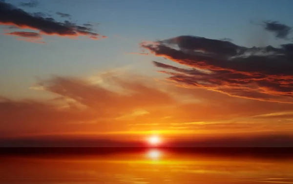Altın Gün Batımı Pembe Mavi Renkli Gökyüzü Beyaz Kabarık Bulutlar — Stok fotoğraf