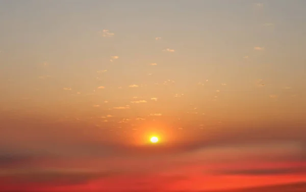 Guld Solnedgång Rosa Blå Färgglad Himmel Vit Fluffiga Moln Hav — Stockfoto