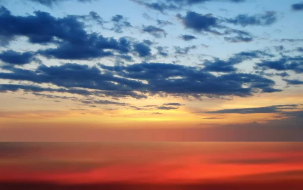 Ouro Pôr Sol Rosa Azul Colorido Céu Branco Macio Nuvens — Fotografia de Stock