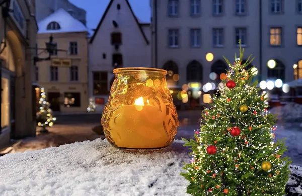 Zima Miasto Choinka Latarnia Żółtym Szklanym Kubku Snowy Ulicy Średniowiecznym — Zdjęcie stockowe